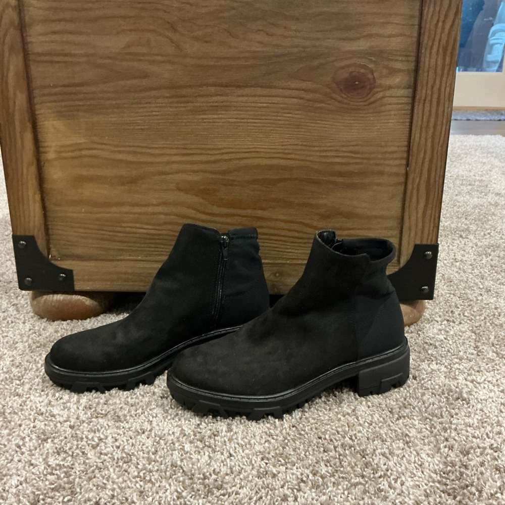 EUC Unisa Black Suede w/stretch Above the Ankle Boots